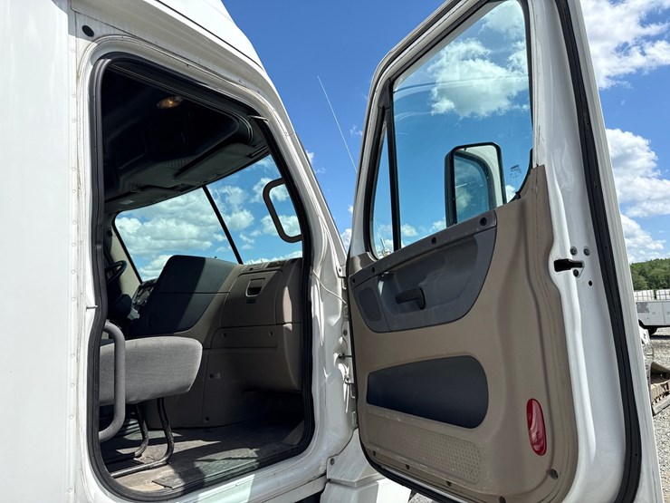 #60944-•-2016-freightliner-125-sleeper-cab-truck-tractor-image-64