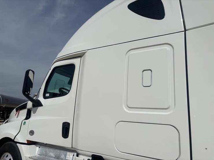 2022-freightliner-cascadia-126-image-14
