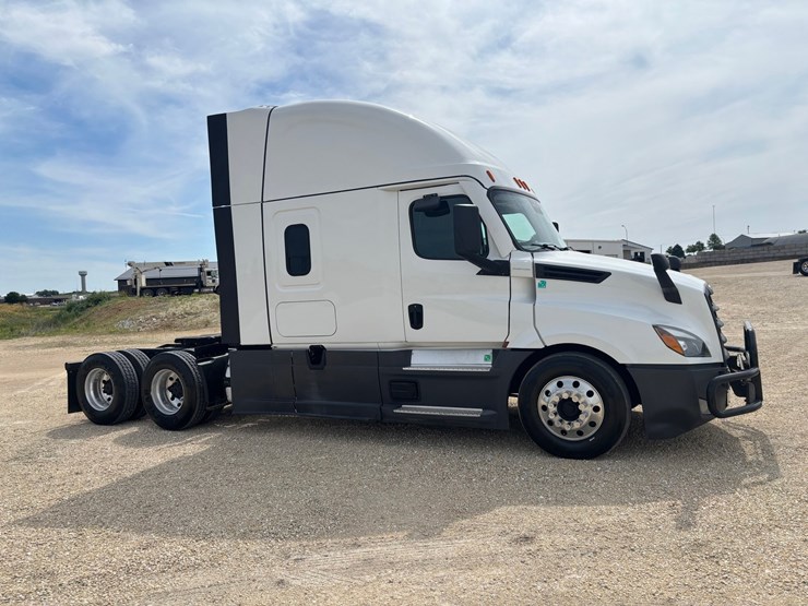 2021-freightliner-cascadia-126-image-5