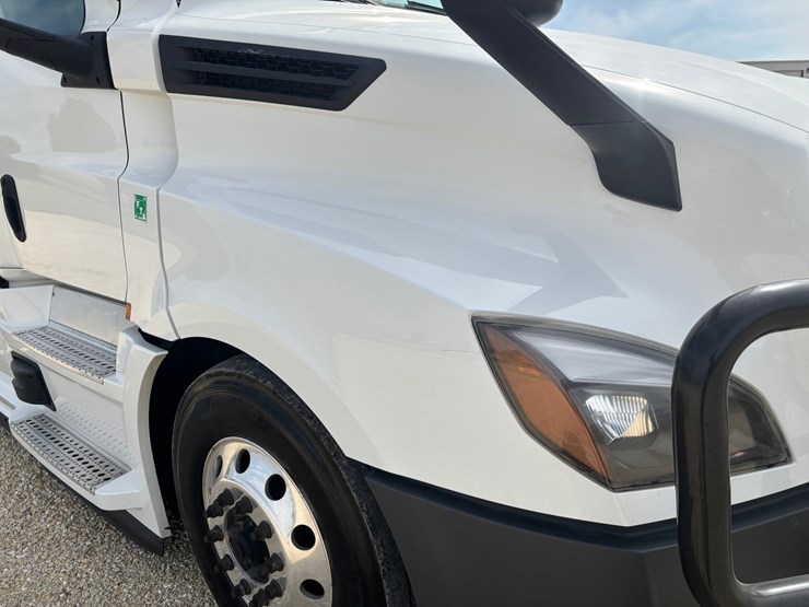 2022-freightliner-cascadia-126-image-26