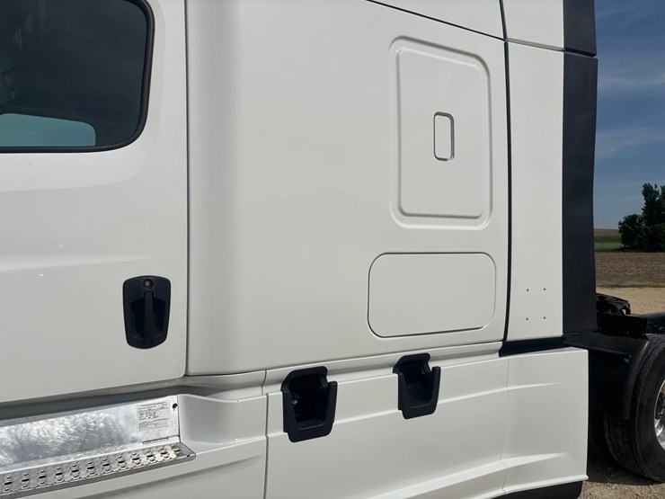 2022-freightliner-cascadia-126-image-11