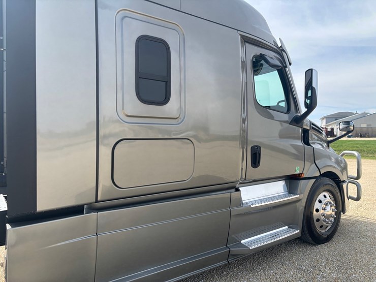 #2164-•-2022-freightliner-cascadia-pt126slp-sleeper-cab-truck-tractor-image-34