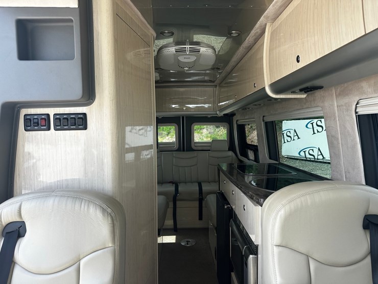 #2492-•-2014-mercedes-benz-airstream-motorhome-image-52