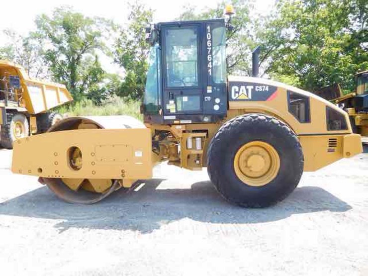 2011-caterpillar-cs74-image-4