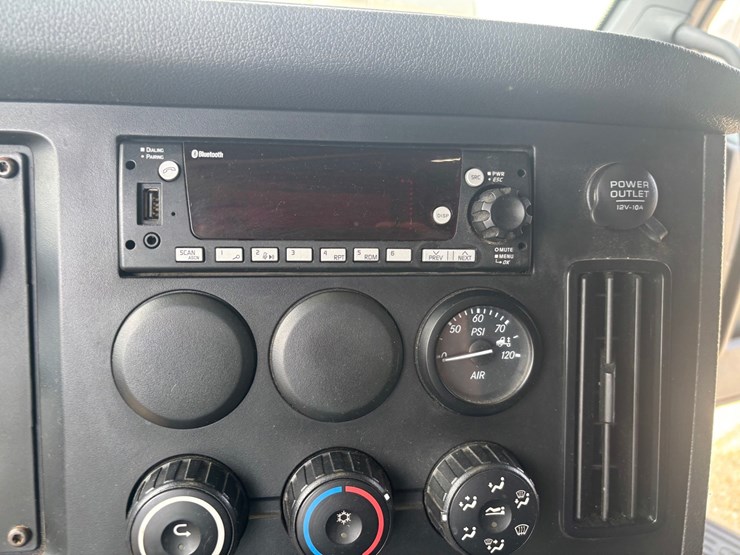 2022-freightliner-cascadia-126-image-57