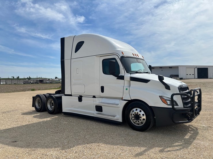 2022-freightliner-cascadia-126-image-5