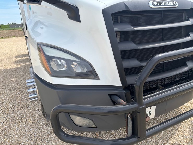 2021-freightliner-cascadia-126-image-25