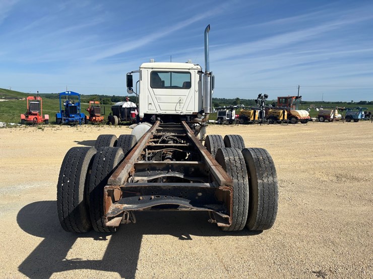 #2160-•-2000-mack-cxn-613-vision-cab-chassis-image-3