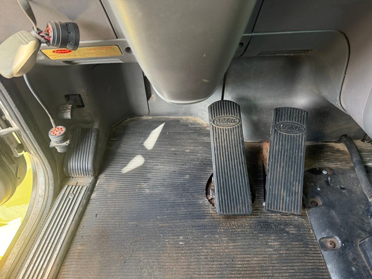 #1362-•-2010-peterbilt-day-cab-truck-tractor-image-104