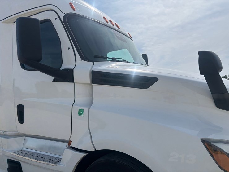 2022-freightliner-cascadia-126-image-27