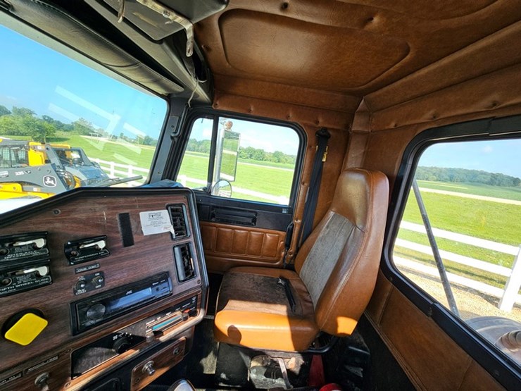 2001-freightliner-fld120-image-46