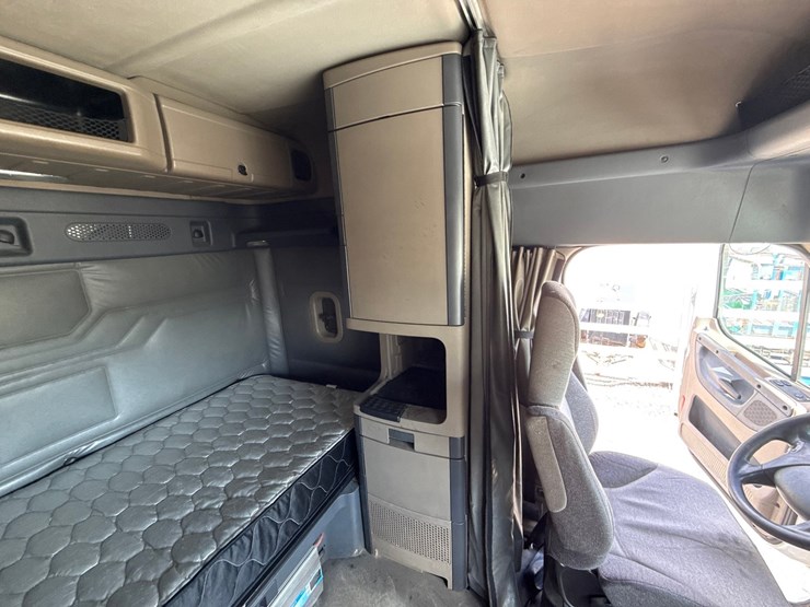 #60944-•-2016-freightliner-125-sleeper-cab-truck-tractor-image-70