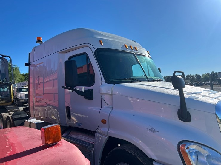 2017-freightliner-cascadia-125-image-13