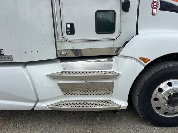 2014-kenworth-t660-image-26