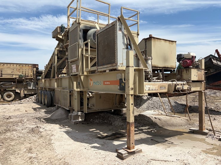 #1757-•-2005-mestco-hp4000-crusher-image-1