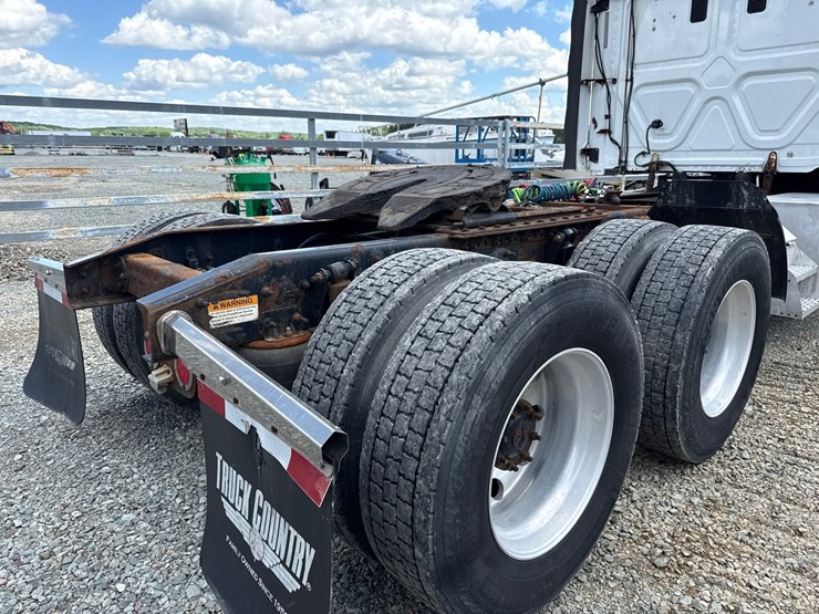#60944-•-2016-freightliner-125-sleeper-cab-truck-tractor-image-56