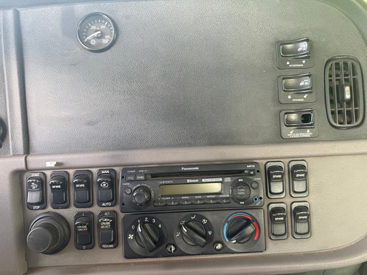 #1362-•-2010-peterbilt-day-cab-truck-tractor-image-102