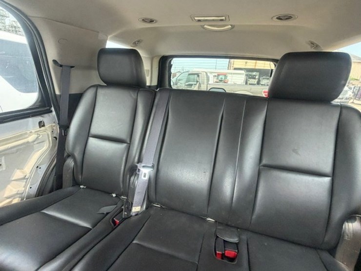 2011-chevrolet-tahoe-image-21