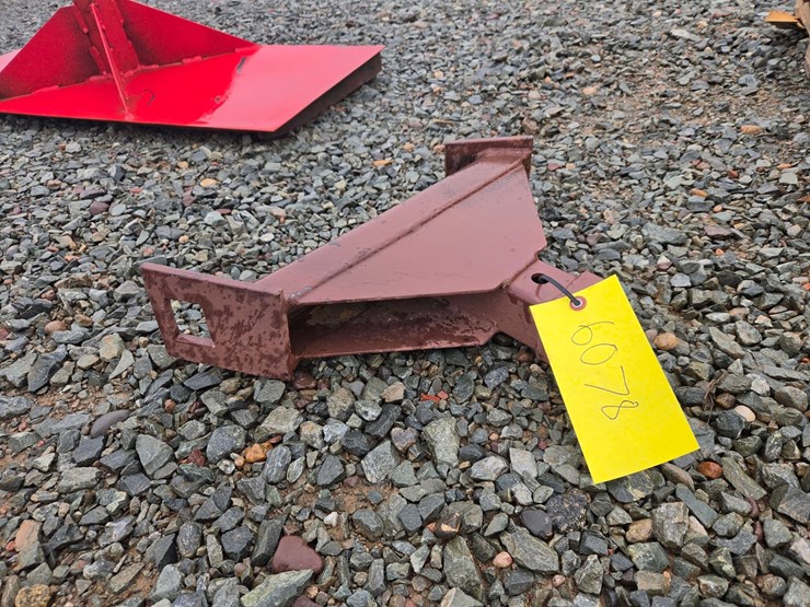 #6083-•-unused-2"-skid-steer-hitch-adapter-image-4