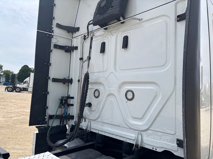 2021-freightliner-cascadia-126-image-33