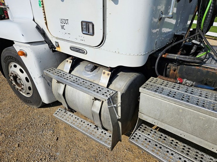 2001-freightliner-fld120-image-14