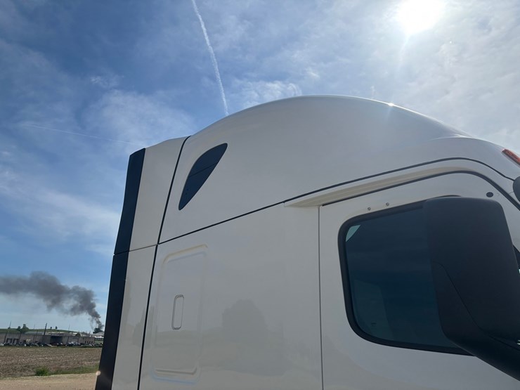 2022-freightliner-cascadia-126-image-30