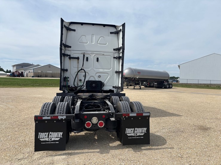 2021-freightliner-cascadia-126-image-3