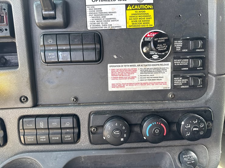 #60944-•-2016-freightliner-125-sleeper-cab-truck-tractor-image-73