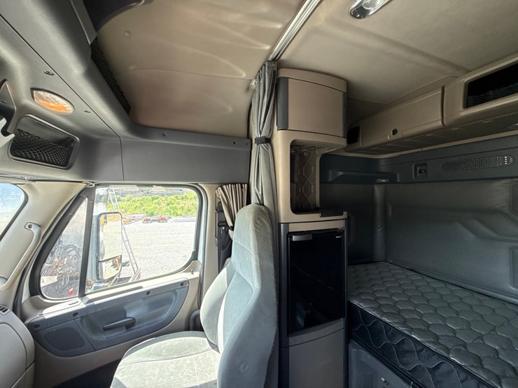#60944-•-2016-freightliner-125-sleeper-cab-truck-tractor-image-68