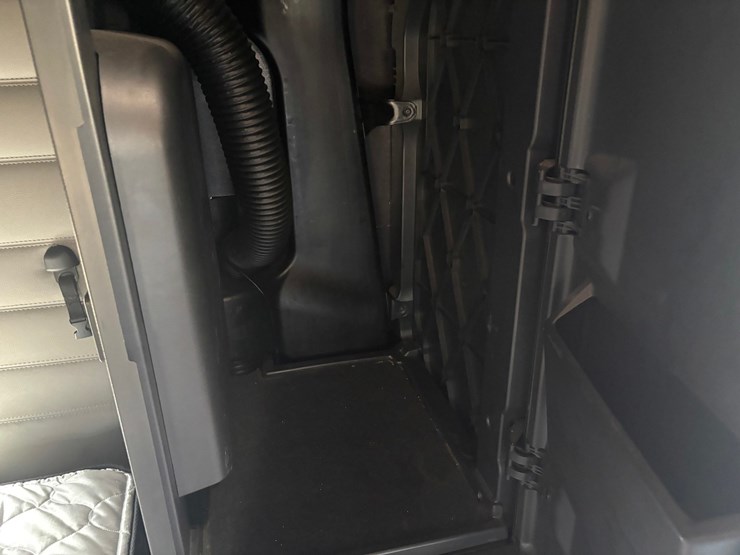 2021-freightliner-cascadia-126-image-66