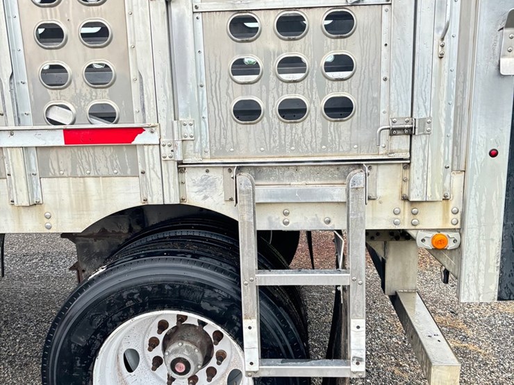 2017-eby-livestock-trailer-image-31