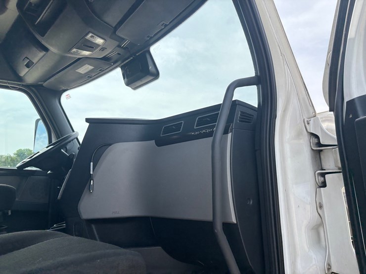2021-freightliner-cascadia-126-image-45