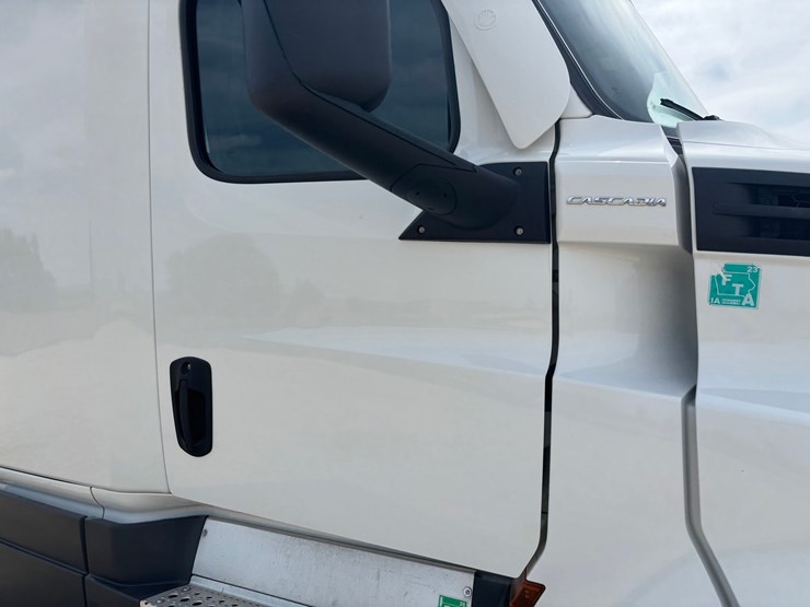 2021-freightliner-cascadia-126-image-28