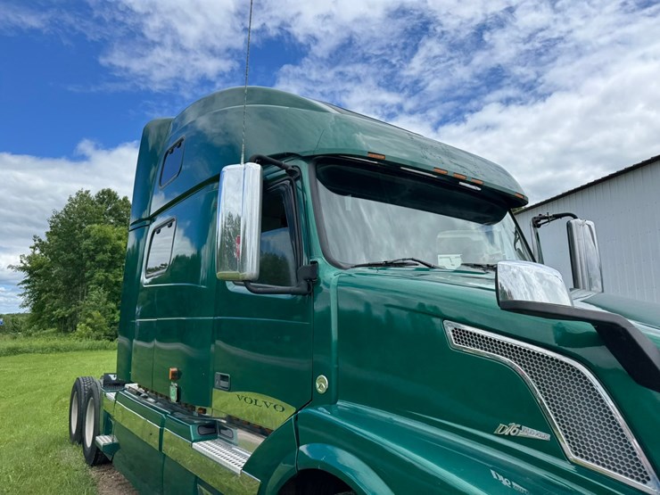 #1858-•-2007-volvo-10th-anniversary-series-sleeper-cab-truck-tractor-image-20