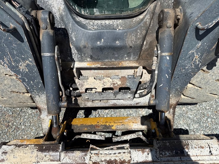 2015-deere-320e-image-11
