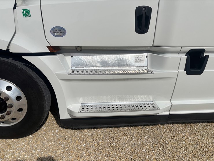 2022-freightliner-cascadia-126-image-12