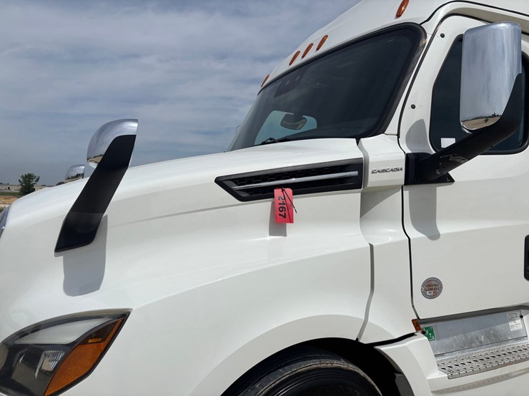 2021-freightliner-cascadia-126-image-8
