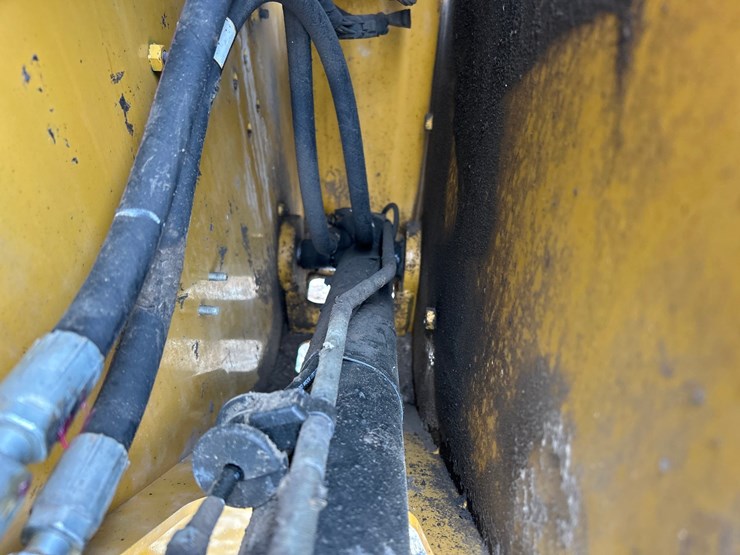 2022-caterpillar-262d3-image-25