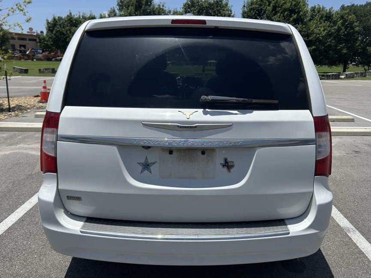 2014-chrysler-town-&-country-image-8