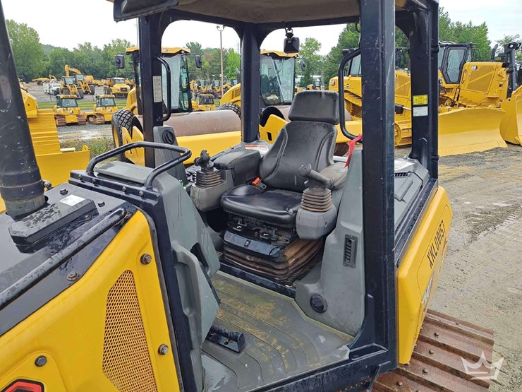2020-caterpillar-d1-image-17