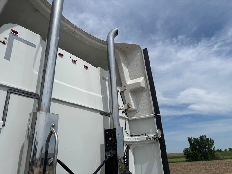 2020-western-star-5700xe-image-16