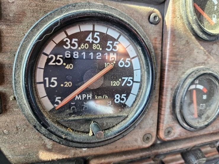 2001-freightliner-fld120-image-37