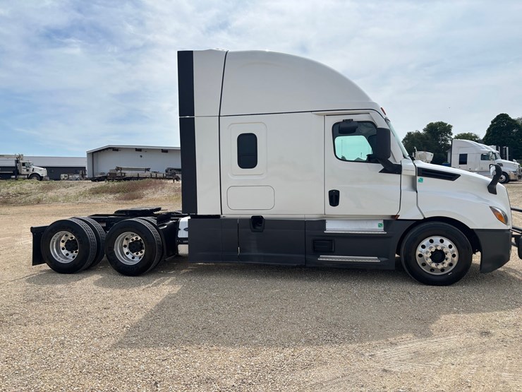 2021-freightliner-cascadia-126-image-4
