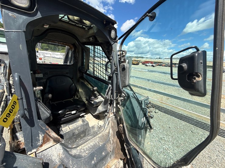 2015-deere-320e-image-37