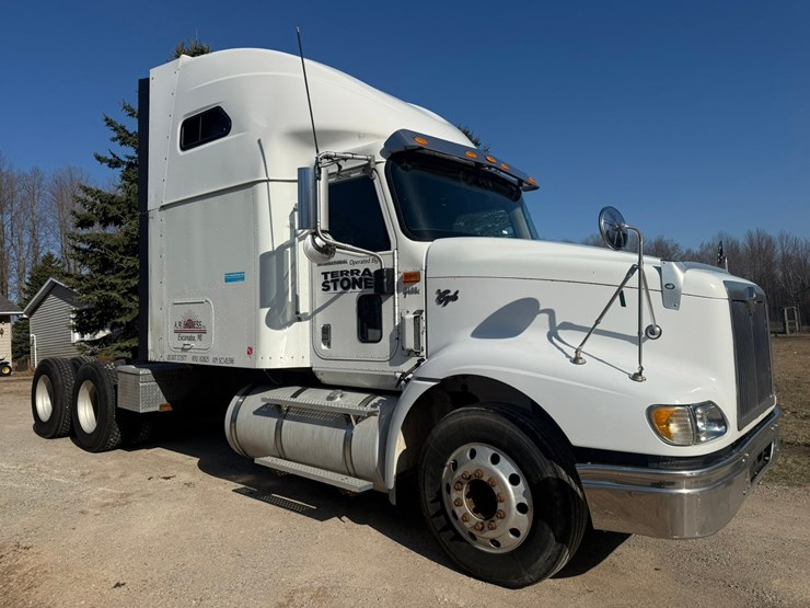 #1401-•-2005-international-9400i-6x4-sleeper-cab-truck-tractor-image-7