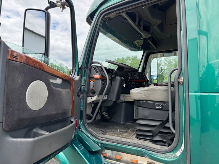 #1858-•-2007-volvo-10th-anniversary-series-sleeper-cab-truck-tractor-image-33