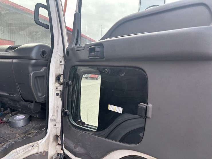 2005-gmc-t7500-image-16