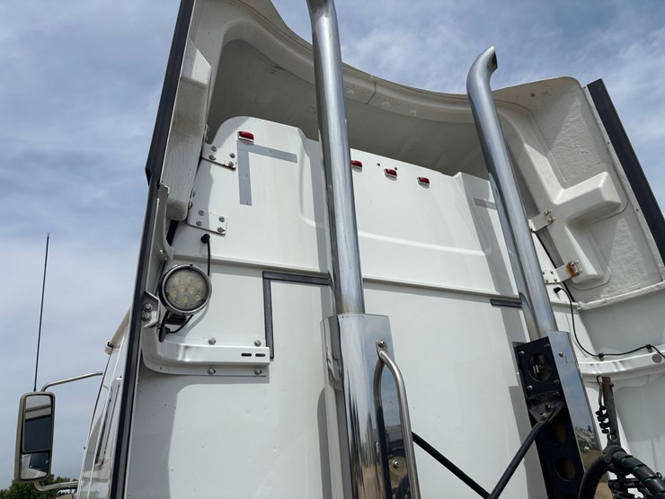 2020-western-star-5700xe-image-15