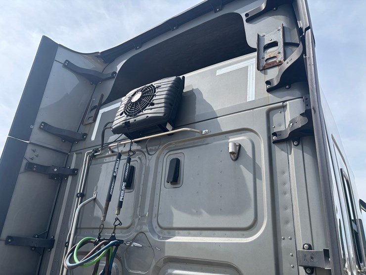 #2164-•-2022-freightliner-cascadia-pt126slp-sleeper-cab-truck-tractor-image-36
