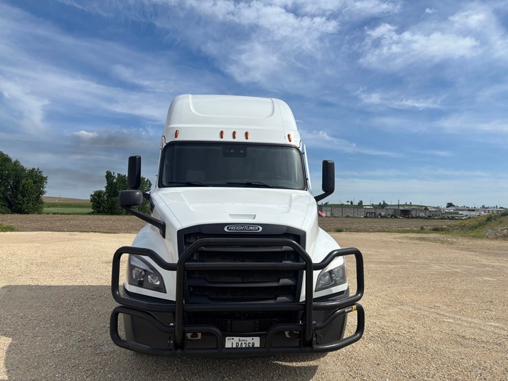 2022-freightliner-cascadia-126-image-6